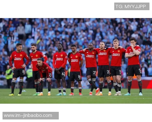 曼联官方社交媒体发布2025-26赛季全家福照男足女足同框合影