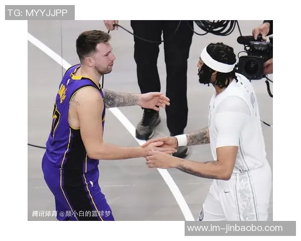 追梦与东契奇亲密拥抱庆生展现高情商友谊瞬间 追梦与东契奇亲密拥抱庆生展现高情商友谊瞬间